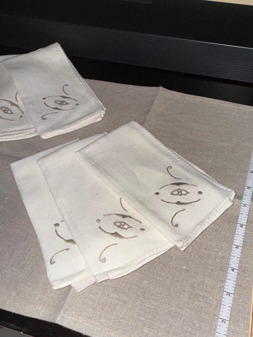 LINEN PLACEMATS AND NAPKINS - Picture 2 of 3
